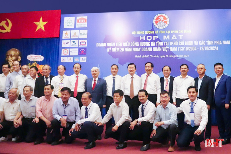 Đại biểu chụp ảnh lưu niệm sau buổi họp mặt. Hoi-dong-huong-TPHCM (1).jpg