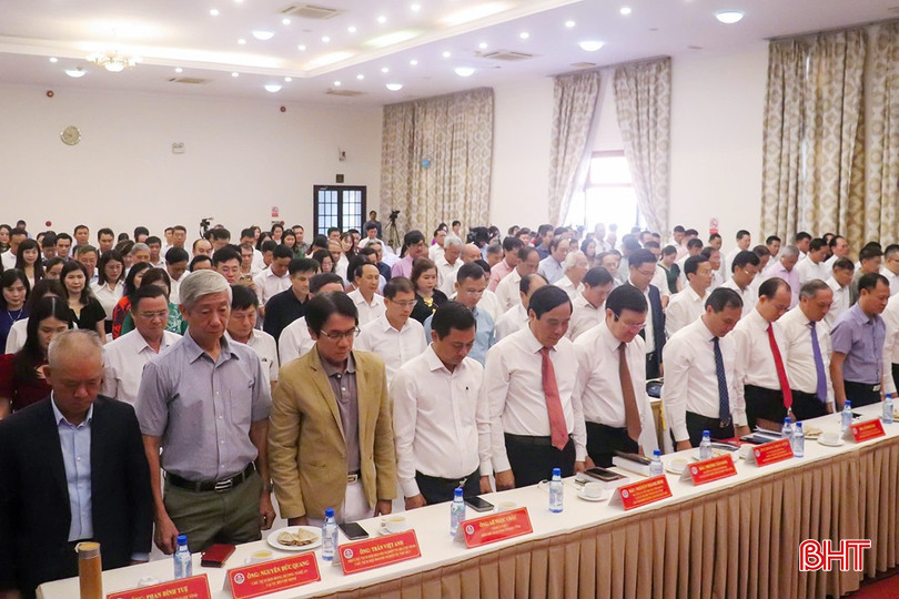 Đại biểu dành phút mặc niệm tưởng nhớ 2 cố Chủ tịch Hội đồng hương Hà Tĩnh tại TP Hồ Chí Minh (Thiếu tướng Phan Khắc Hy và Thiếu tướng Lê Phi Long) và đồng bào, chiến sỹ đã hy sinh, tử nạn bởi cơn bão số 3 vừa qua. hoi-dong-huong.jpg