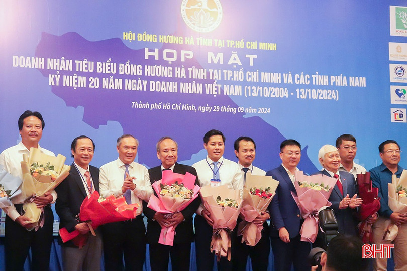Lãnh đạo Hội đồng hương Hà Tĩnh tại TP Hồ Chí Minh và lãnh đạo tỉnh tặng hoa chúc mừng các doanh nhân. z5878379688685_4f26992470cba76ab91ffa643b8f2398.jpg