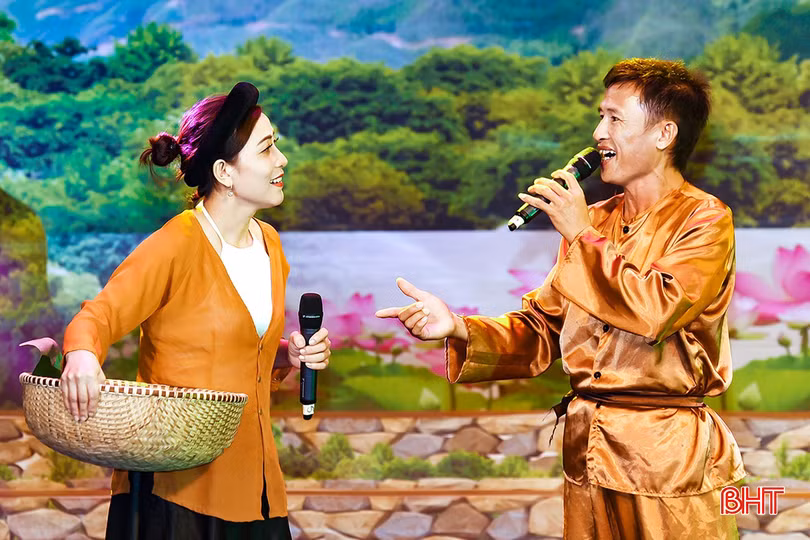 Nghệ nhân Lê Quyết Diễn và nghệ nhân Nguyễn Hồng Liên - CLB Dân ca ví, giặm xã Kỳ Lợi (thị xã Kỳ Anh) cùng nhiều nghệ nhân trẻ Hà Tĩnh đều có chung tâm huyết đưa dân ca ví, giặm đến với công chúng.