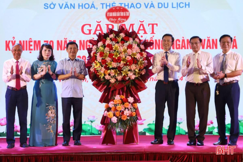 Phó Chủ tịch UBND tỉnh Lê Ngọc Châu chúc mừng cán bộ, công chức, người lao động các đơn vị trực thuộc ngành VH-TT&DL Hà Tĩnh. 12345.jpg
