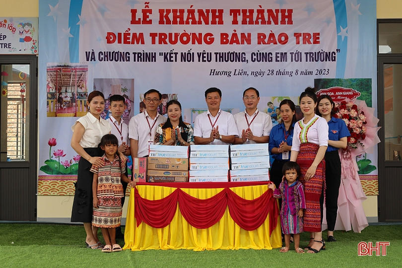 Agribank Hà Tĩnh II trao thiết bị cho các trường học vùng xa