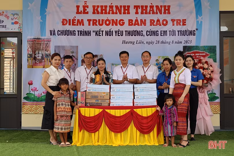 Agribank Hà Tĩnh II trao thiết bị cho các trường học vùng xa