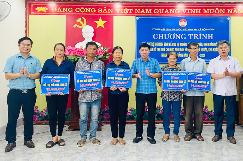 Trao 90 suất quà cho học sinh nghèo thị xã Hồng Lĩnh