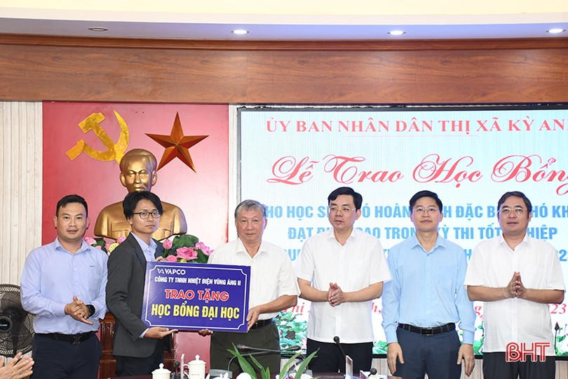 Thị xã Kỳ Anh trao học bổng cho 13 tân sinh viên gặp hoàn cảnh khó khăn