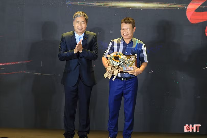 Hồng Lĩnh Hà Tĩnh nhận loạt giải thưởng V.League 2023