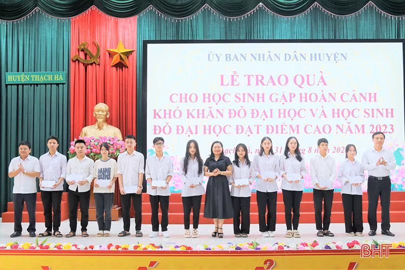 Vinh danh, tặng quà tập thể, cá nhân xuất sắc trong dạy và học