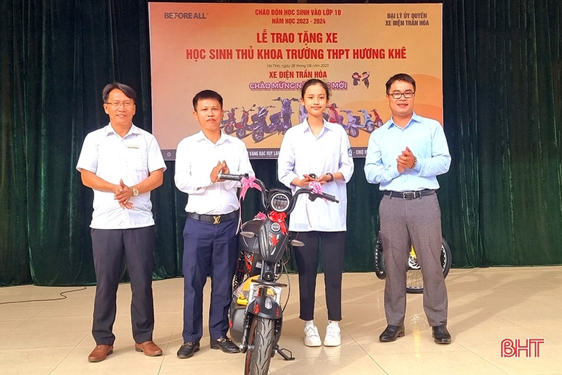 Trao tặng phần quà ý nghĩa đến học sinh Hương Khê