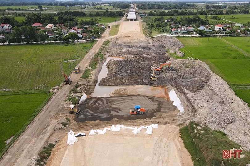 Kiểm soát chặt xe chở vật liệu xây dựng thi công dự án trọng điểm quốc gia qua Đức Thọ