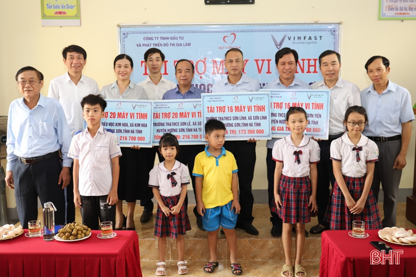 Vingroup trao 72 bộ máy tính cho các trường học ở Hương Sơn