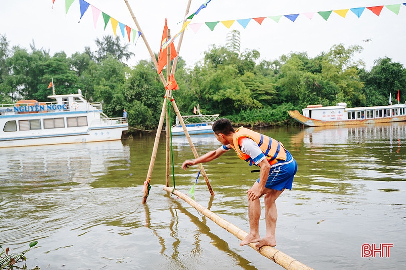 Hơn 200 VĐV tranh giải đua thuyền trên sông Rào Cái