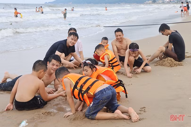 Biển Hà Tĩnh kín khách kỳ nghỉ lễ Quốc khánh 2/9