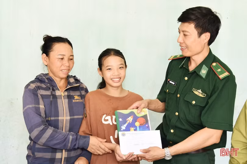 BĐBP Hà Tĩnh “tiếp sức” đến trường cho học sinh nghèo vùng biên