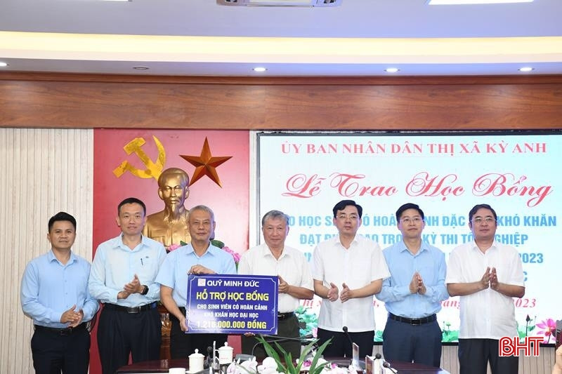 Thị xã Kỳ Anh trao học bổng cho 13 tân sinh viên gặp hoàn cảnh khó khăn