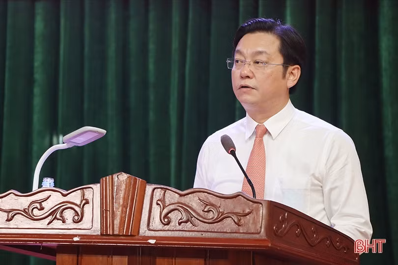 Trao Huy hiệu Đảng cho đảng viên ở Cẩm Xuyên