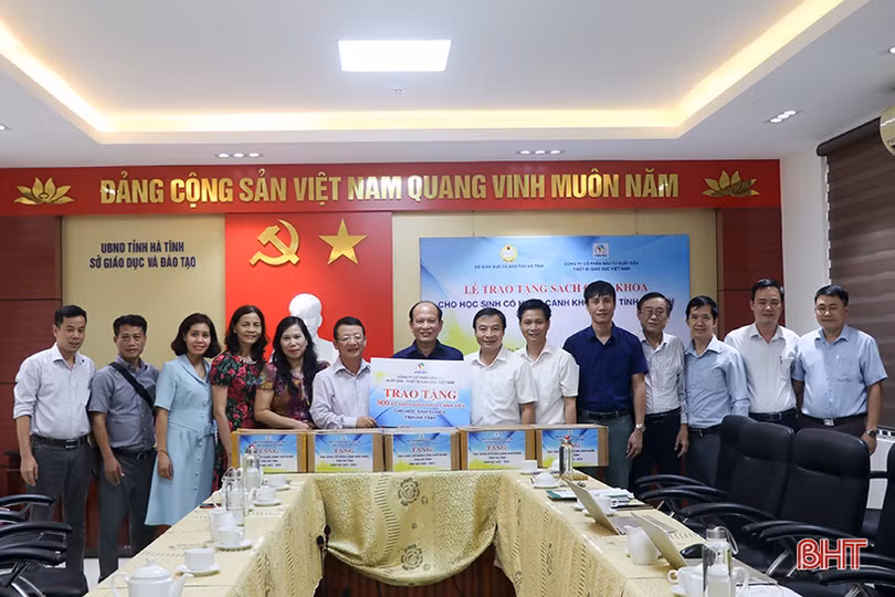 Trao tặng 900 bộ sách Cánh Diều cho học sinh Hà Tĩnh