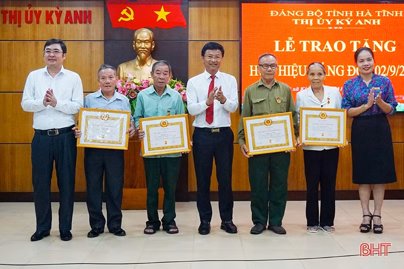 Các địa phương trao Huy hiệu Đảng cho đảng viên dịp 2/9