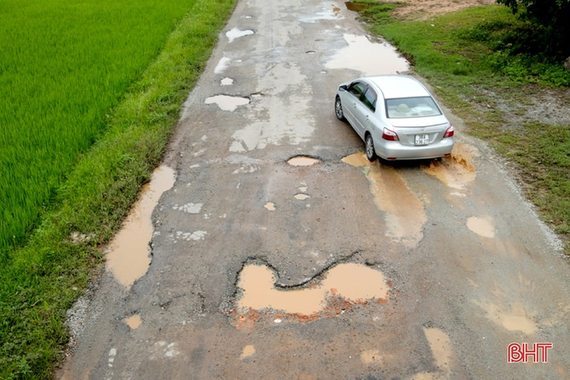 Chằng chịt “ổ gà”, “ổ voi” trên huyện lộ 36 ở Can Lộc