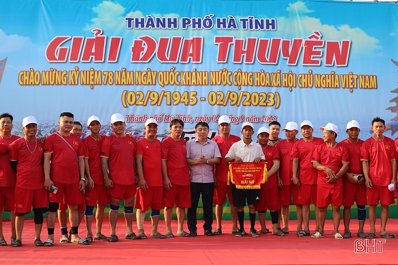 Hơn 200 VĐV tranh giải đua thuyền trên sông Rào Cái