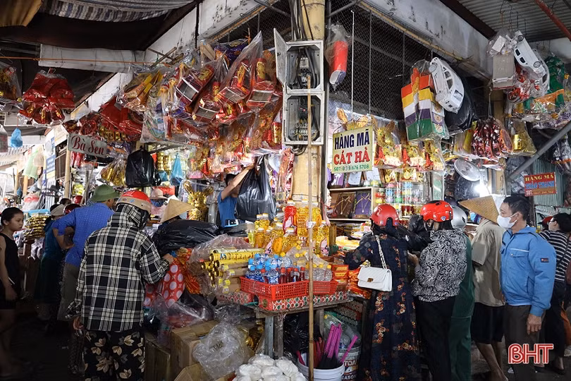 Nhộn nhịp thị trường rằm tháng Bảy