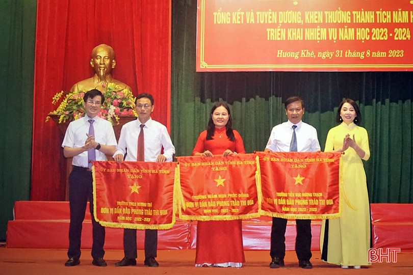 Vinh danh, tặng quà tập thể, cá nhân xuất sắc trong dạy và học