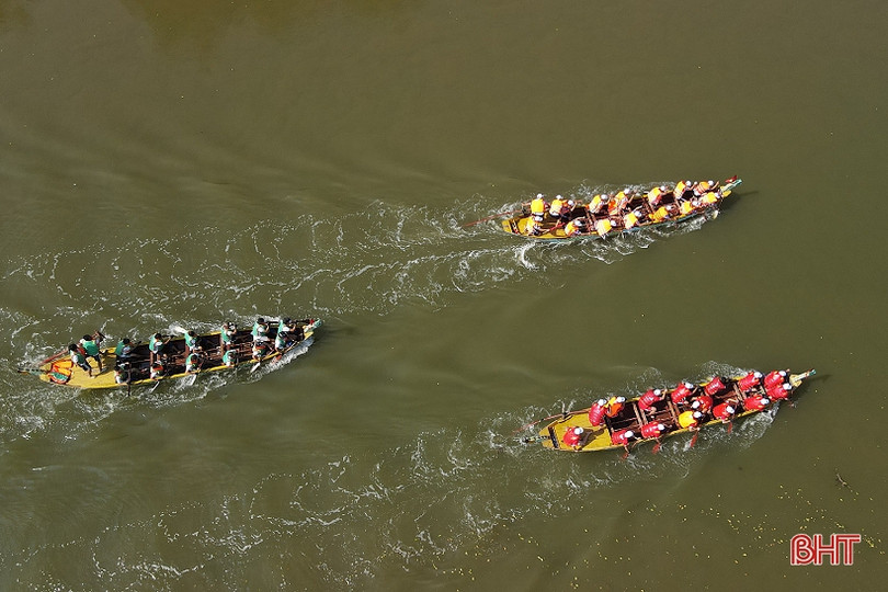 Hơn 200 VĐV tranh giải đua thuyền trên sông Rào Cái