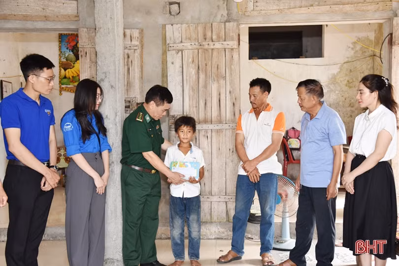 BĐBP Hà Tĩnh “tiếp sức” đến trường cho học sinh nghèo vùng biên