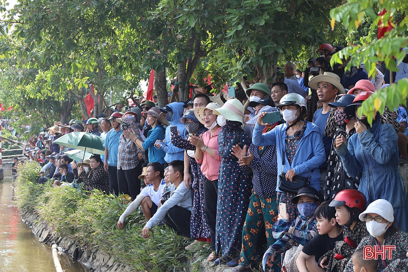 Hơn 200 VĐV tranh giải đua thuyền trên sông Rào Cái