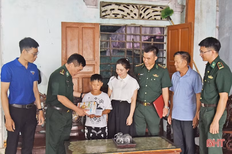 BĐBP Hà Tĩnh “tiếp sức” đến trường cho học sinh nghèo vùng biên