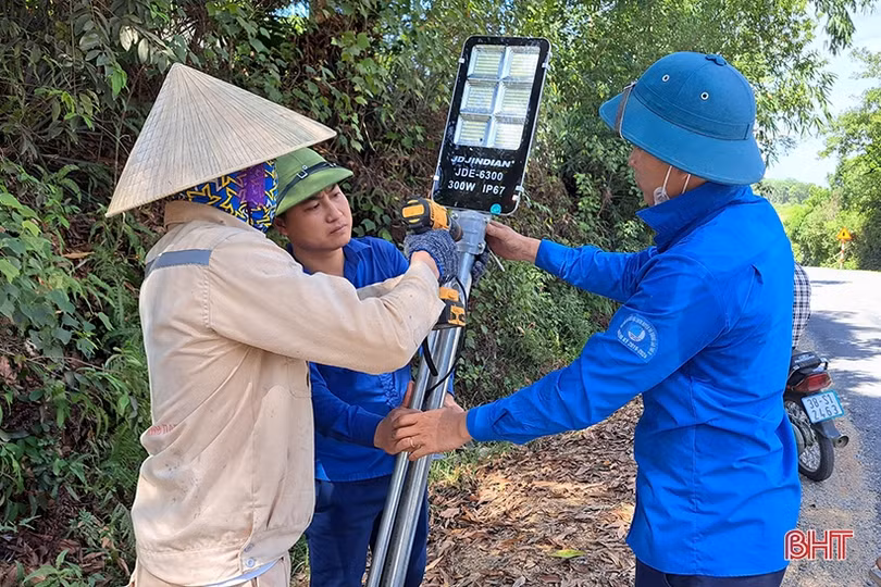 Tuổi trẻ Vũ Quang lắp đặt đường điện, ra mắt mô hình kinh tế