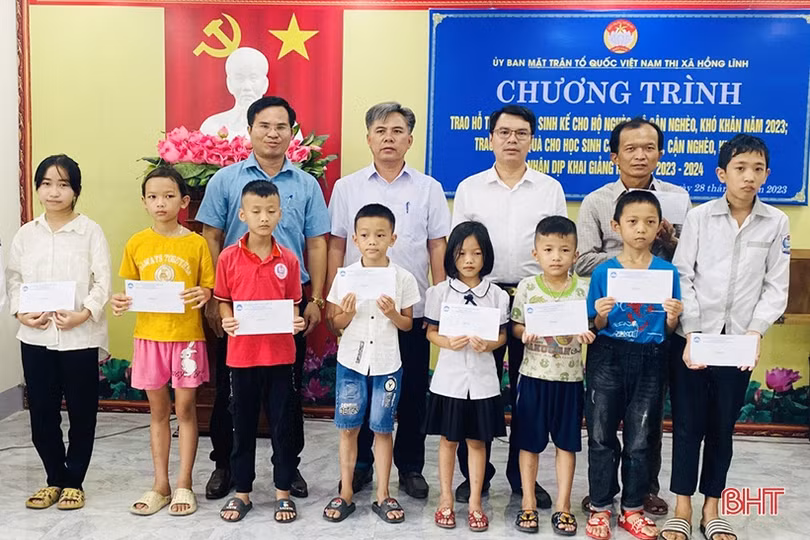 Trao 90 suất quà cho học sinh nghèo thị xã Hồng Lĩnh