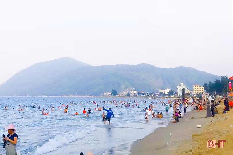 Biển Hà Tĩnh kín khách kỳ nghỉ lễ Quốc khánh 2/9