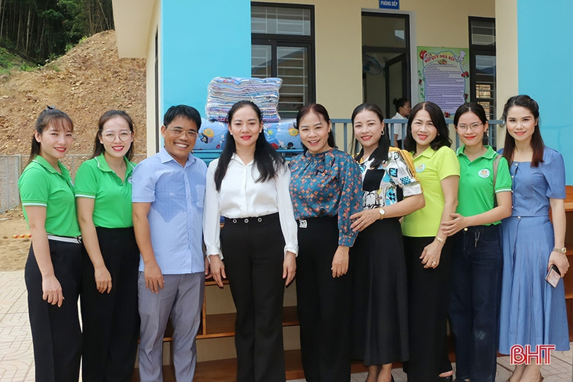 Hệ thống Trường Mầm non Trí Đức trao quà cho trẻ em bản Rào Tre