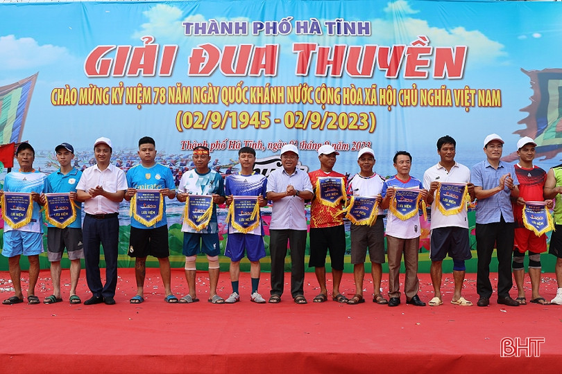 Hơn 200 VĐV tranh giải đua thuyền trên sông Rào Cái