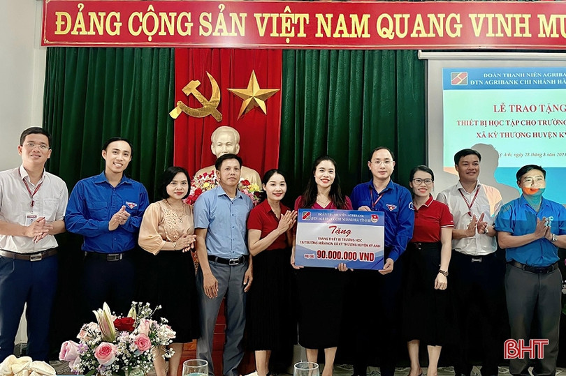 Agribank Hà Tĩnh II trao thiết bị cho các trường học vùng xa