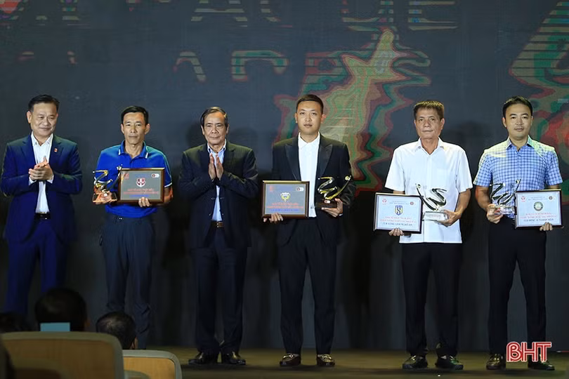 Hồng Lĩnh Hà Tĩnh nhận loạt giải thưởng V.League 2023