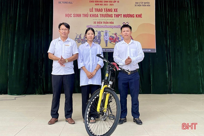 Trao tặng phần quà ý nghĩa đến học sinh Hương Khê