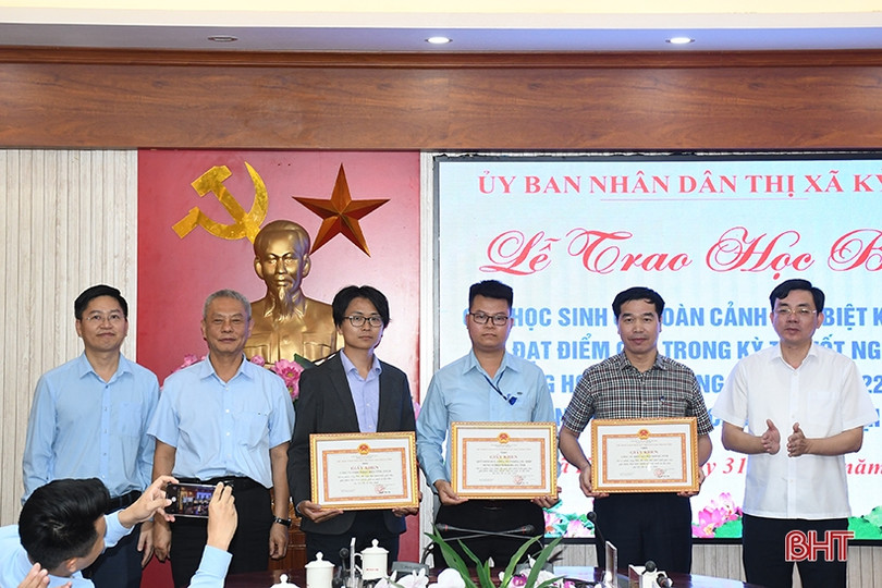 Thị xã Kỳ Anh trao học bổng cho 13 tân sinh viên gặp hoàn cảnh khó khăn