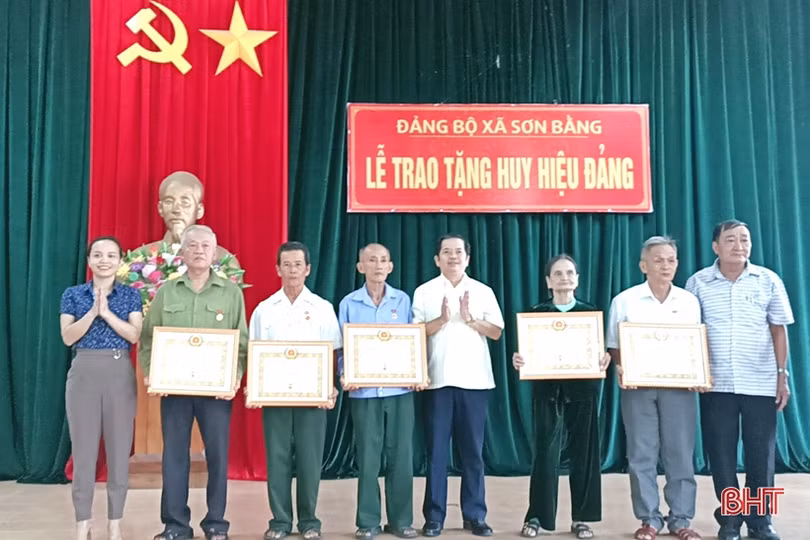 Các địa phương trao Huy hiệu Đảng cho đảng viên dịp 2/9