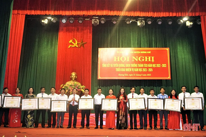 Vinh danh, tặng quà tập thể, cá nhân xuất sắc trong dạy và học