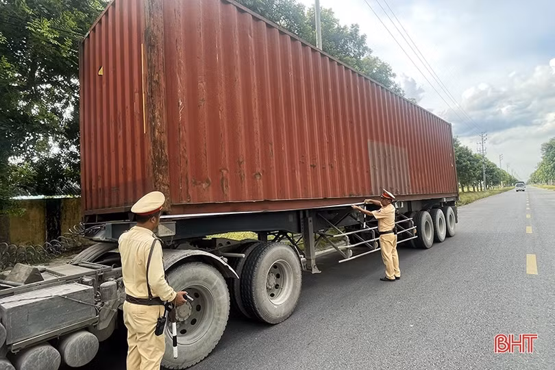 Hà Tĩnh xử lý nghiêm xe container, xe khách vi phạm an toàn giao thông