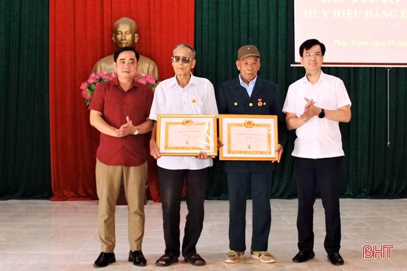 2 đảng viên ở Hương Khê vinh dự nhận Huy hiệu 70 năm tuổi Đảng