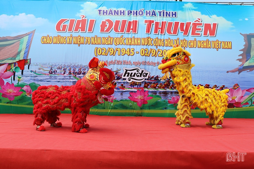 Hơn 200 VĐV tranh giải đua thuyền trên sông Rào Cái