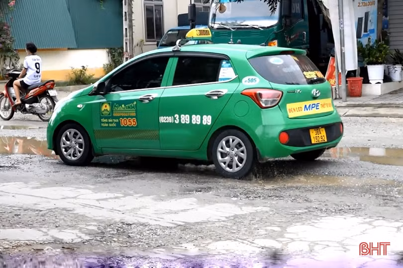 Chằng chịt “ổ gà”, “ổ voi” trên huyện lộ 36 ở Can Lộc