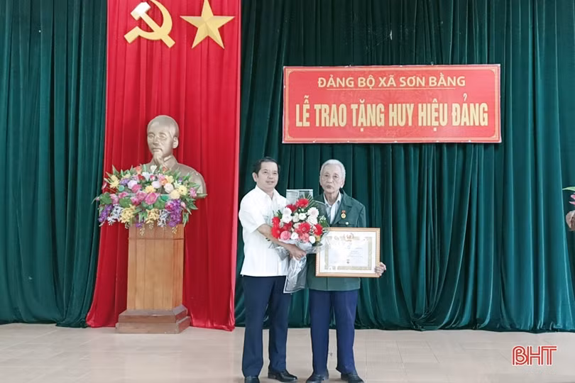 Các địa phương trao Huy hiệu Đảng cho đảng viên dịp 2/9