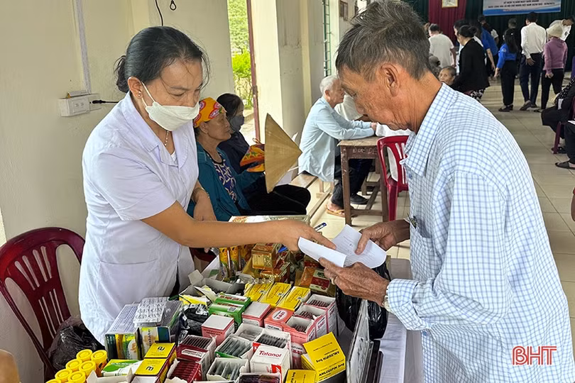 Khám, cấp phát thuốc miễn phí cho gần 300 người dân thị xã Kỳ Anh