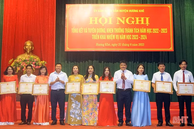 Vinh danh, tặng quà tập thể, cá nhân xuất sắc trong dạy và học