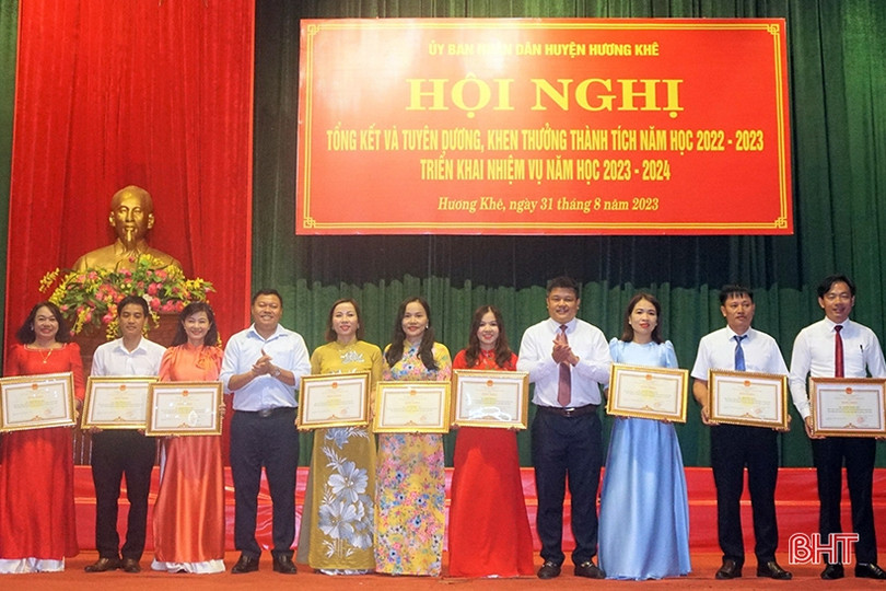 Vinh danh, tặng quà tập thể, cá nhân xuất sắc trong dạy và học