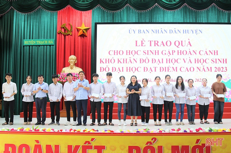 Vinh danh, tặng quà tập thể, cá nhân xuất sắc trong dạy và học