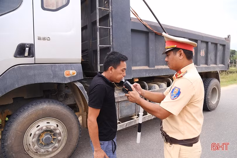 Kiểm soát chặt xe chở vật liệu xây dựng thi công dự án trọng điểm quốc gia qua Đức Thọ